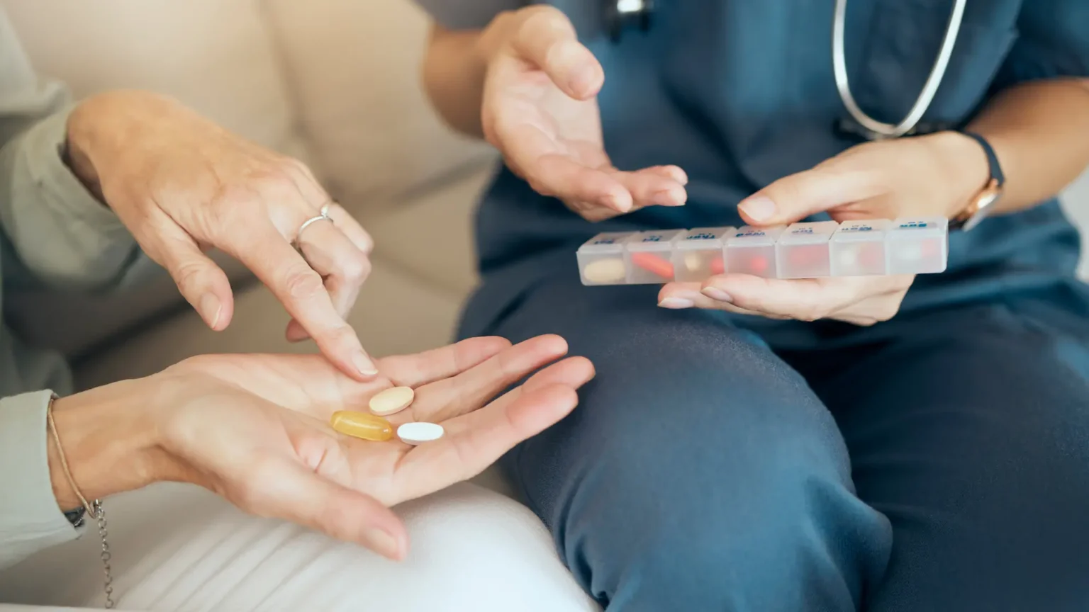 Pflegekraft mit Kunde bei der Behandlungspflege